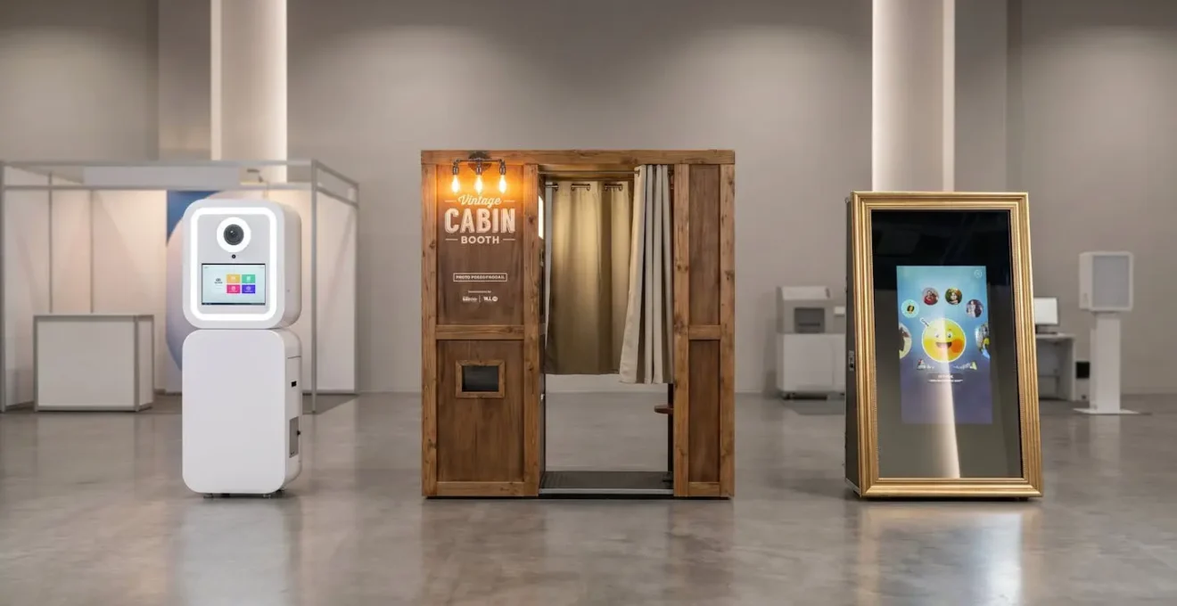 Différents modèles de photobooth exposés dans un showroom professionnel : borne compacte, cabine vintage et miroir interactif